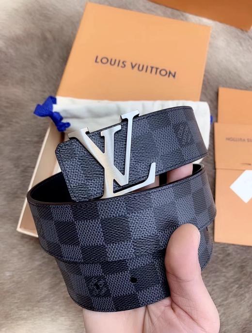 毒家深圳南油发350 数量只有200盒！LV INITIALES 双面40MM经典的男士双面腰带棋盘格压纹皮革皮带 商品图0