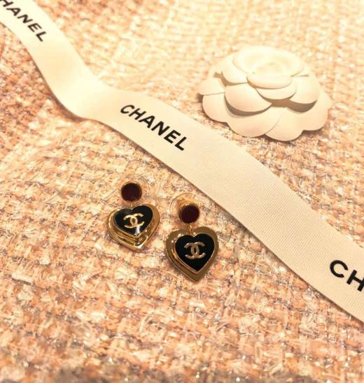 【女神节专享福利】香奈儿 26p  限定款红黑撞色珐琅爱心耳钉 商品图2