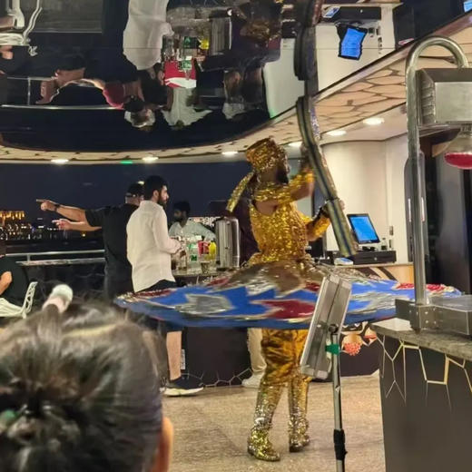 【迪拜•当地玩乐】迪拜莲花游艇夜游3小时+晚餐+不限量饮料美食+娱乐活动+欣赏美景 可选酒精饮料/贵宾席 商品图2