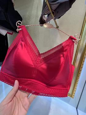 商场在售~‌【贵妇峰度内衣】内“芯”添加了蚕丝蛋白纤维的内衣，软到心里，四排扣强收副乳，稳定性增强WD