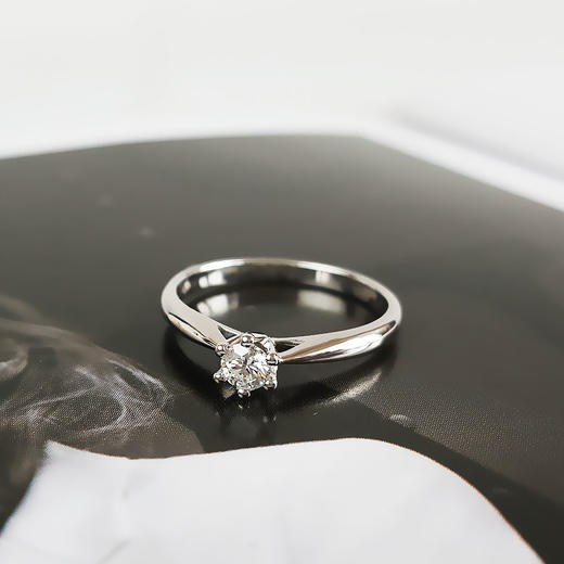 周大生AU750白金经典简约六爪款0.151克拉钻石戒指 11号（戒圈可改）110226TJ05 商品图4