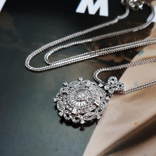 【天然正品】AU750白金经典简约设计师款0.90克拉群镶钻石吊坠项链 链长：45CM（皆取最大值）231225TJ43 商品图3