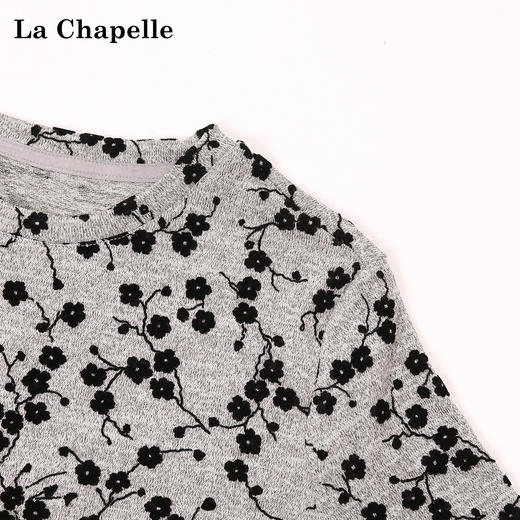 天猫同步【私藏尖货！】拉夏贝尔/La Chapelle复古文艺植绒碎花设计长袖T恤柔软圆领百搭长袖打底衫 商品图2