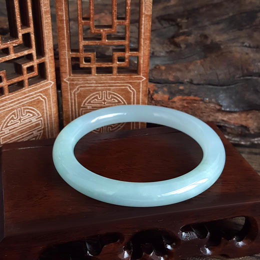 【天然正品】A货翡翠天然细腻无纹裂糯化种浅青色55.5号圆条翡翠手镯140226NJT28 商品图6