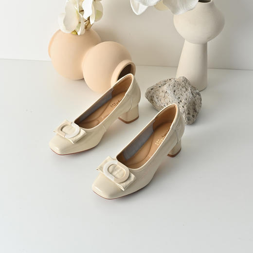 经典鲨2026年春季专柜新品牛皮革时尚方头中粗跟浅口单鞋女KW333-617021 商品图3