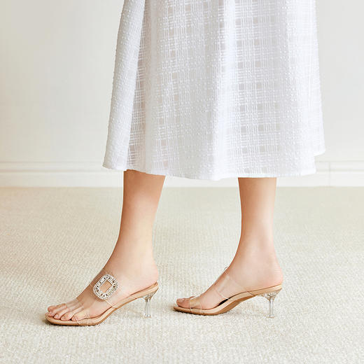 千百度扣饰透明一字拖女2026夏季新款粗高跟露趾外穿绝美凉拖鞋A26308716 商品图4