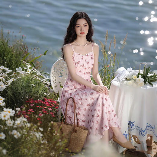 西遇粉色碎花吊带连衣裙女2026春季新款温柔风浪漫印花中长大摆裙E0060178 商品图1