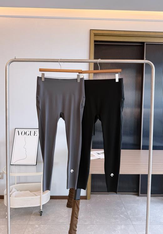 点此购买 迪桑特BODY FLEX系列女士运动紧身裤 bk 341631 商品图0