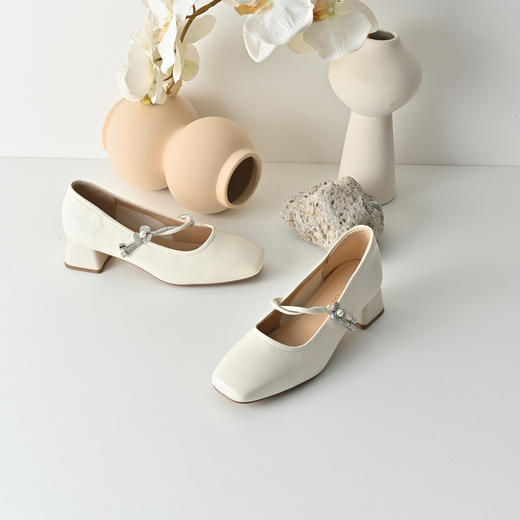 经典鲨2026年春专柜新品时尚方头4cm粗跟甜美花朵水钻单鞋女KW119-617011 商品图3