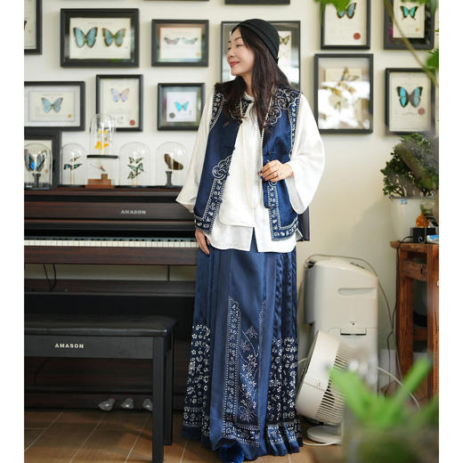 【林栖设计小店】 镜花水月|素皱缎手工鱼鳞褶2026夏新款花间栩蝶绣花改良马面裙1962066 商品图1