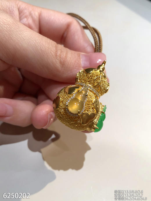 6250202，高冰木纳阳艳绿葫芦吊坠。具体价格微信咨询 商品图2