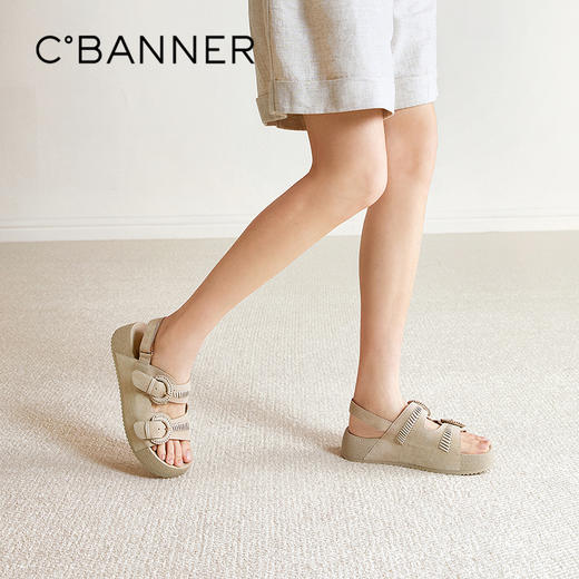 千百度绒面真皮厚底休闲凉鞋女2026夏季新款增高露趾双扣带凉鞋A26322606 商品图0