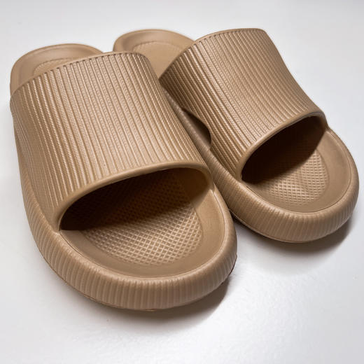 【私人理疗师❗透气防滑】足弓厚底拖鞋耐磨外穿高级感踩屎感拖鞋防滑不臭脚情侣家居一字拖。xa 商品图3