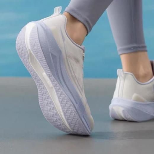 6楼特步运动女士跑鞋两千公里5代874118110024帆白/浅霜蓝 商品图0