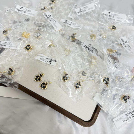 chanel 26p  限定款红黑撞色珐琅爱心耳钉（XTY） 商品图3