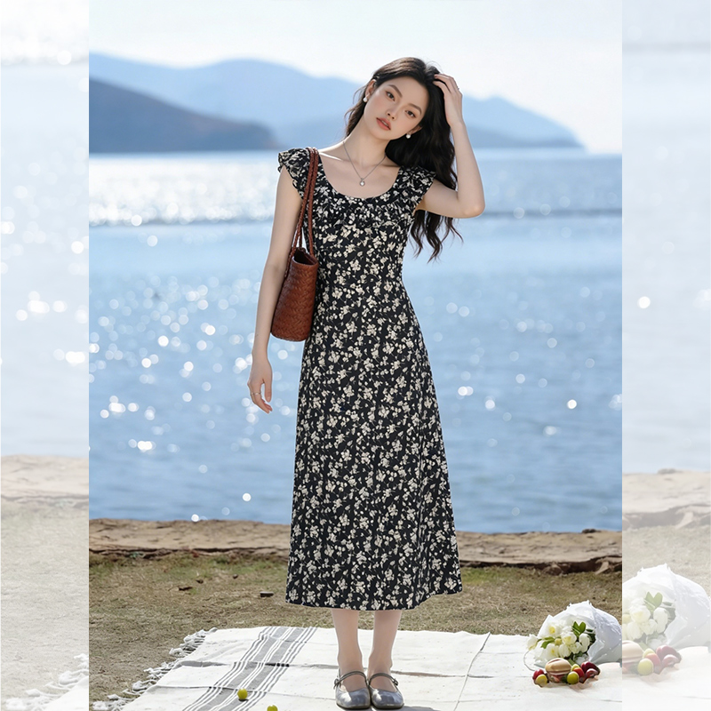 西遇黑色碎花连衣裙女2026年春夏新款v领荷叶边无袖设计感长裙E0060176