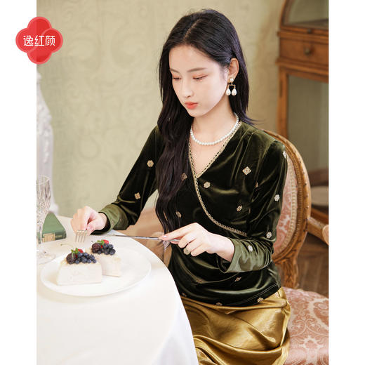逸红颜《淞禧》2026迎新春新品丝绒钱币纹刺绣新中式汉服式上衣女 商品图1