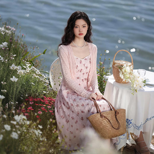 西遇年春季新款防晒百搭喇叭袖蕾丝拼接针织开衫+温柔风浪漫吊带碎花中长大摆连衣裙E0060179/E0060178 商品图2