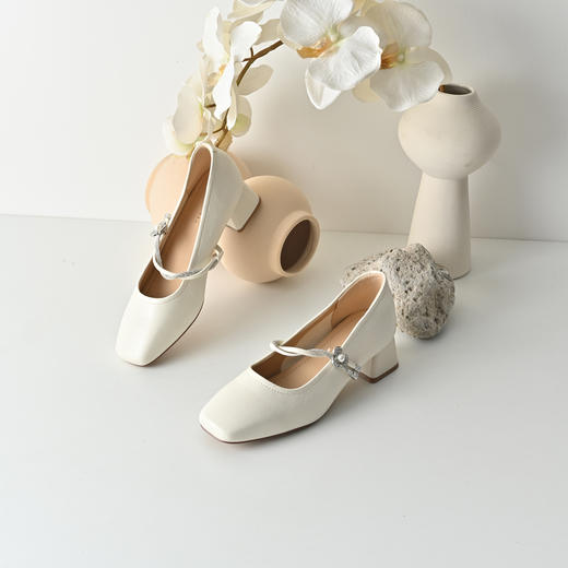 经典鲨2026年春专柜新品时尚方头4cm粗跟甜美花朵水钻单鞋女KW119-617011 商品图2
