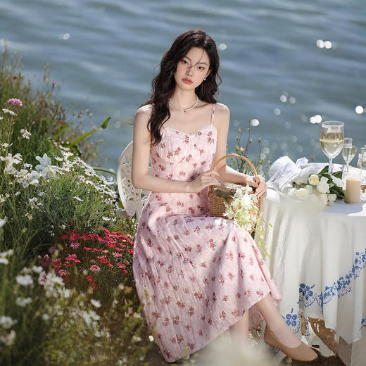 西遇粉色碎花吊带连衣裙女2026春季新款温柔风浪漫印花中长大摆裙E0060178 商品图4