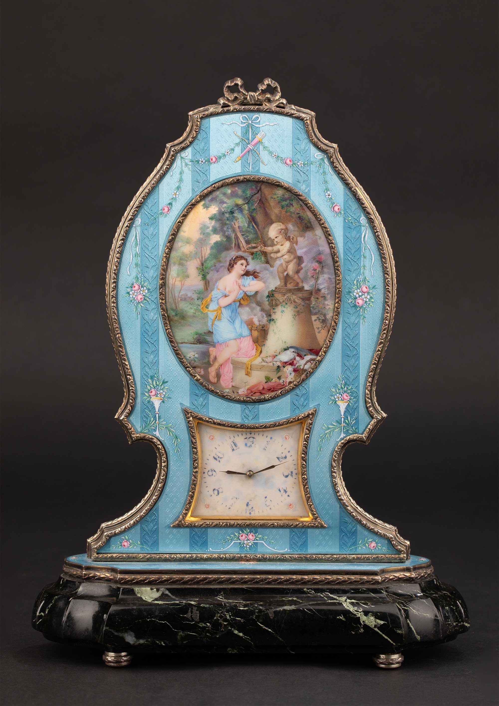 独角鹿西洋古董1920年代瑞士HASE GENEVE工坊出品铜鎏金精雕装饰蓝色珐琅人物主题瓷面报时座钟