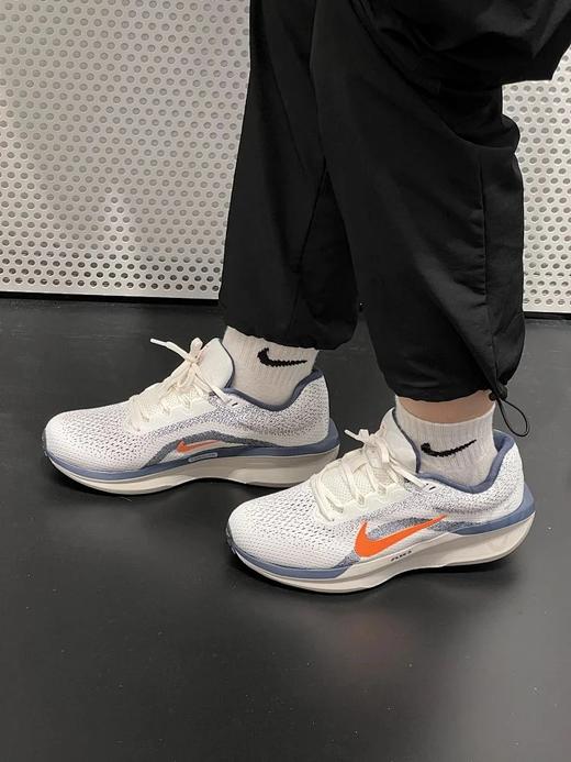 【假一罚三】💥温柔有“韧”力，说的就是这双Nike Winflo 11米红啦！ 👟轻盈到飞起，迈步就像踩了云。稳扎稳打的缓震，跑起来那叫一个安心～ 商品图3