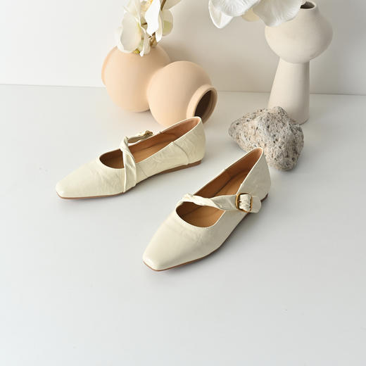 经典鲨2026年春专柜新品牛皮革纯色简约舒适平底通勤单鞋女鞋KW117-617021 商品图1