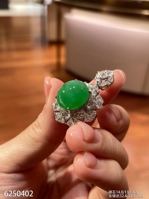 6250402，正冰老坑艳绿蛋面吊坠。具体价格微信咨询 商品图1