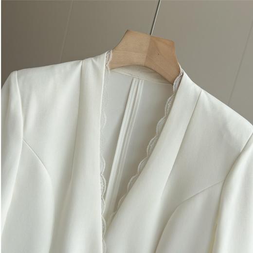 「自」全新升级【铂金会员468/天猫629/差价161】(14217)洛诗琳气质蕾丝花边V领西装2026年春季高级感七分袖外套女 商品图1