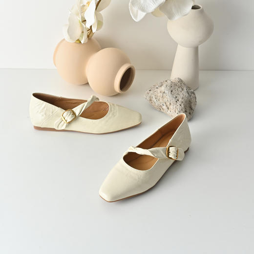 经典鲨2026年春专柜新品牛皮革纯色简约舒适平底通勤单鞋女鞋KW117-617021 商品图2