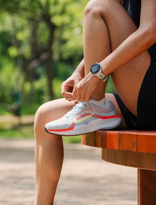 【假一罚三】💥温柔有“韧”力，说的就是这双Nike Winflo 11米红啦！ 👟轻盈到飞起，迈步就像踩了云。稳扎稳打的缓震，跑起来那叫一个安心～ 商品图5