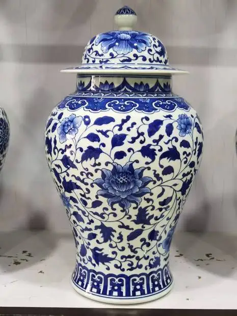 青花缠枝将军罐