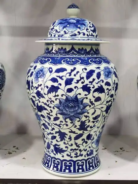 青花缠枝将军罐