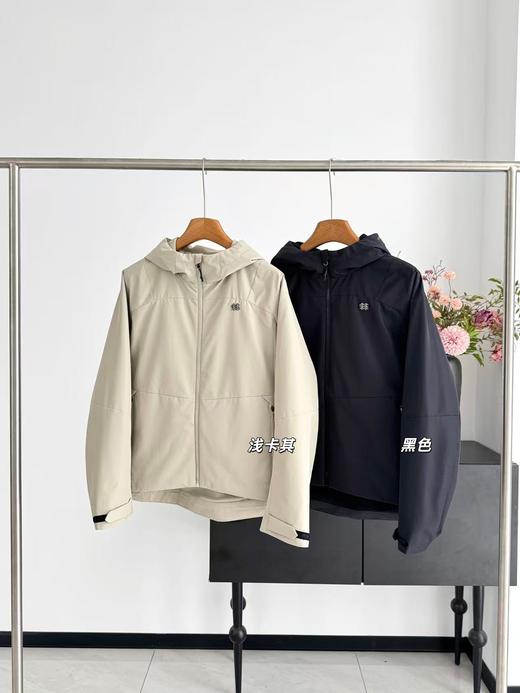 点此购买 可隆春秋季女士防风防泼水连帽冲锋衣 bk 341611 商品图0