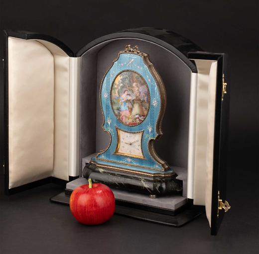 独角鹿西洋古董1920年代瑞士HASE GENEVE工坊出品铜鎏金精雕装饰蓝色珐琅人物主题瓷面报时座钟 商品图2