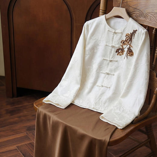 「自」全新升级【铂金会员413/天猫559/差价146】(15439)洛诗琳气质新中式缎面提花外套2026春季新款国风刺绣上衣 商品图4