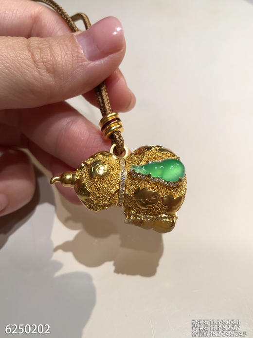 6250202，高冰木纳阳艳绿葫芦吊坠。具体价格微信咨询 商品图0
