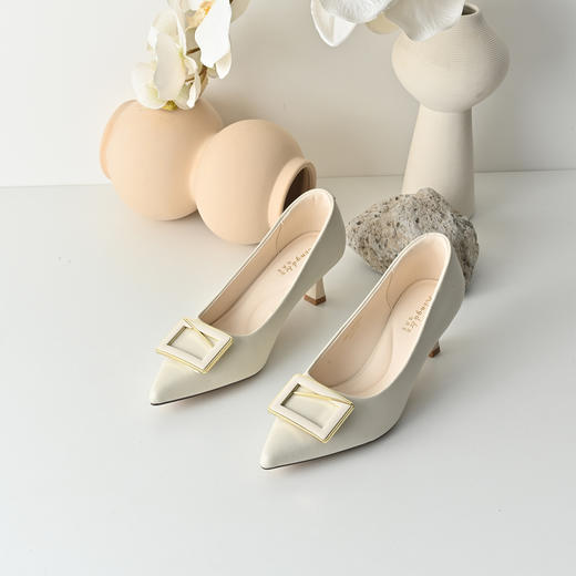经典鲨2026年春季专柜新品优雅尖头5cm中细跟气质浅口单鞋女KW87-617021 商品图3