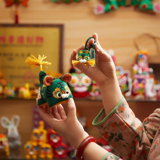 【故宫挂件】艾虎送福非遗手工艾草香囊小老虎挂件端午节礼物伴手礼 商品图6