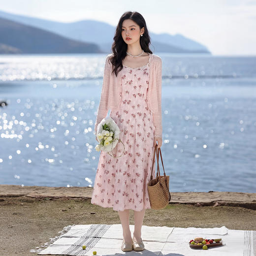 西遇年春季新款防晒百搭喇叭袖蕾丝拼接针织开衫+温柔风浪漫吊带碎花中长大摆连衣裙E0060179/E0060178 商品图1