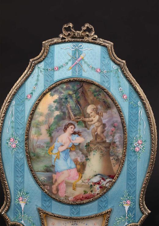独角鹿西洋古董1920年代瑞士HASE GENEVE工坊出品铜鎏金精雕装饰蓝色珐琅人物主题瓷面报时座钟 商品图4