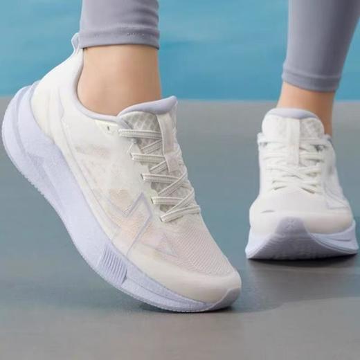 6楼特步运动女士跑鞋两千公里5代874118110024帆白/浅霜蓝 商品图1