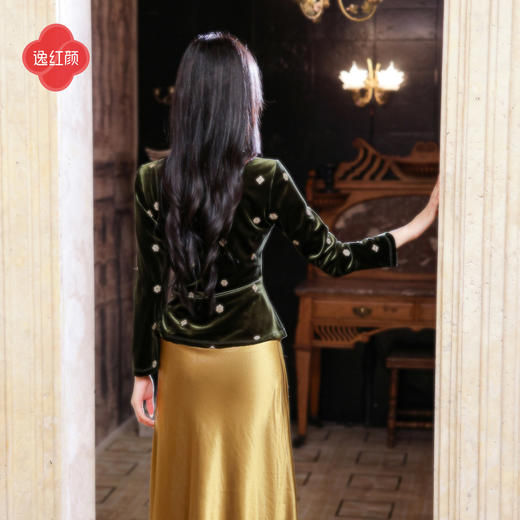 逸红颜《淞禧》2026迎新春新品丝绒钱币纹刺绣新中式汉服式上衣女 商品图3