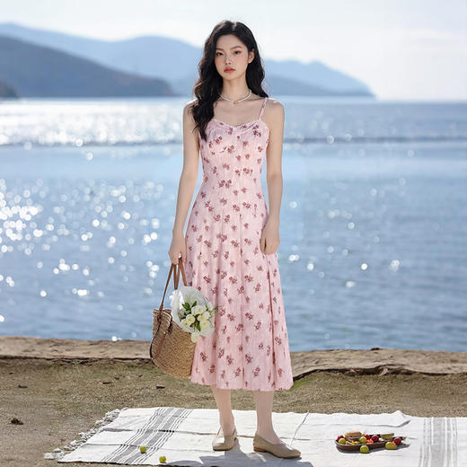 西遇粉色碎花吊带连衣裙女2026春季新款温柔风浪漫印花中长大摆裙E0060178 商品图0