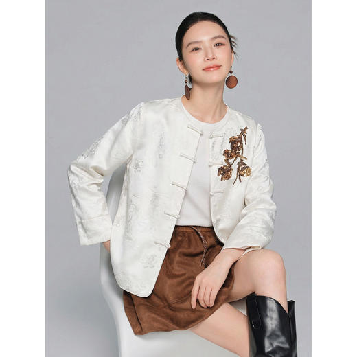 「自」全新升级【铂金会员413/天猫559/差价146】(15439)洛诗琳气质新中式缎面提花外套2026春季新款国风刺绣上衣 商品图1