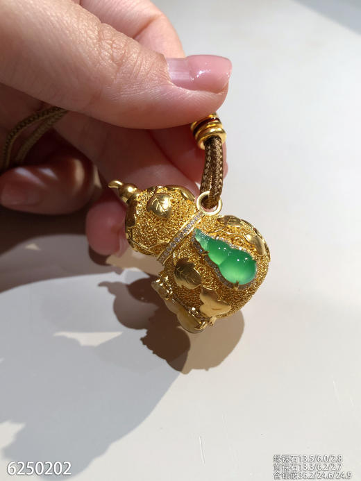 6250202，高冰木纳阳艳绿葫芦吊坠。具体价格微信咨询 商品图1