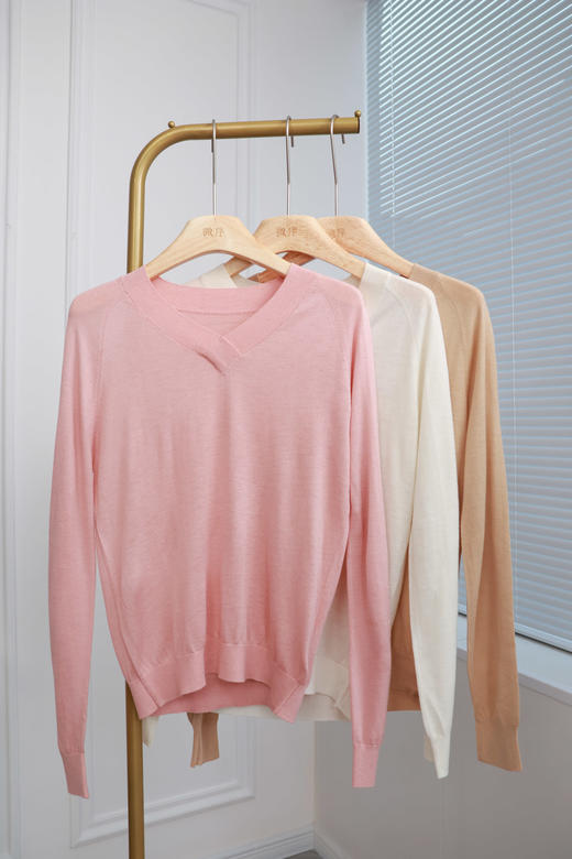 老钱暖调|简约交叉V领羊绒衫 商品图1