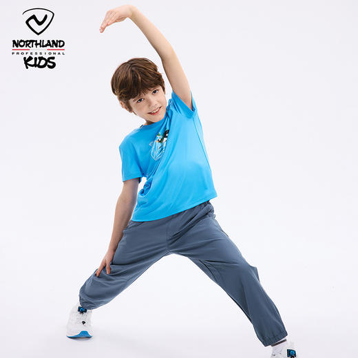 诺诗兰童装 短袖T恤 采用7A级高效抗菌技术，有效防护多种常见细菌，耐高温水洗，持久抑菌更安心，面料吸湿速干性能优越，汗水吸收扩散迅速，穿着清爽不黏身，适合户外活动与日常穿着。 CO140211 商品图2