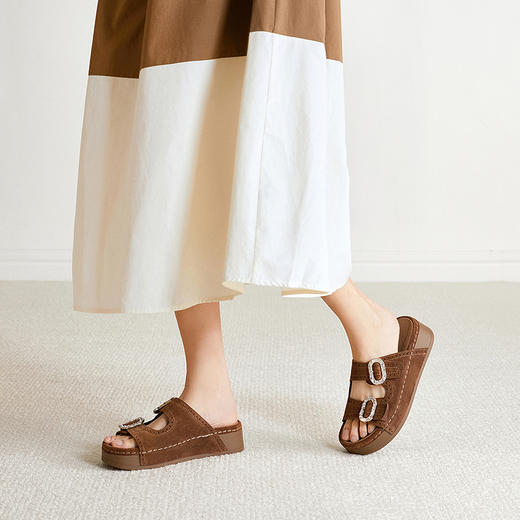 千百度厚底绒面扣饰休闲一字拖女2026夏季新款平底增高外穿凉拖鞋A26352151 商品图1