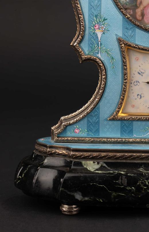 独角鹿西洋古董1920年代瑞士HASE GENEVE工坊出品铜鎏金精雕装饰蓝色珐琅人物主题瓷面报时座钟 商品图8